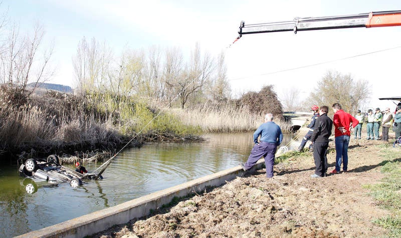 Fallecen dos personas al caer el coche en el que viajaban a una balsa en Dueñas (Palencia)