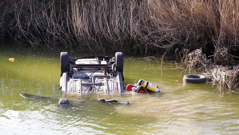 Fallecen dos personas al caer el coche en el que viajaban a una balsa en Dueñas (Palencia)