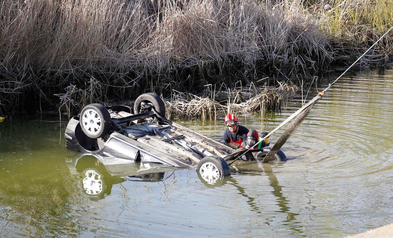 Fallecen dos personas al caer el coche en el que viajaban a una balsa en Dueñas (Palencia)