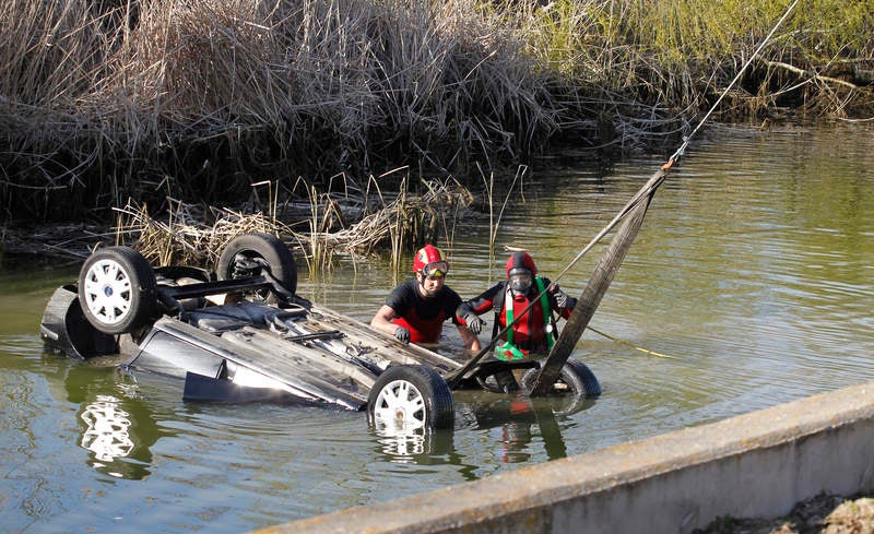 Fallecen dos personas al caer el coche en el que viajaban a una balsa en Dueñas (Palencia)