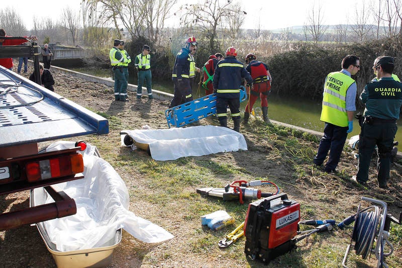 Fallecen dos personas al caer el coche en el que viajaban a una balsa en Dueñas (Palencia)