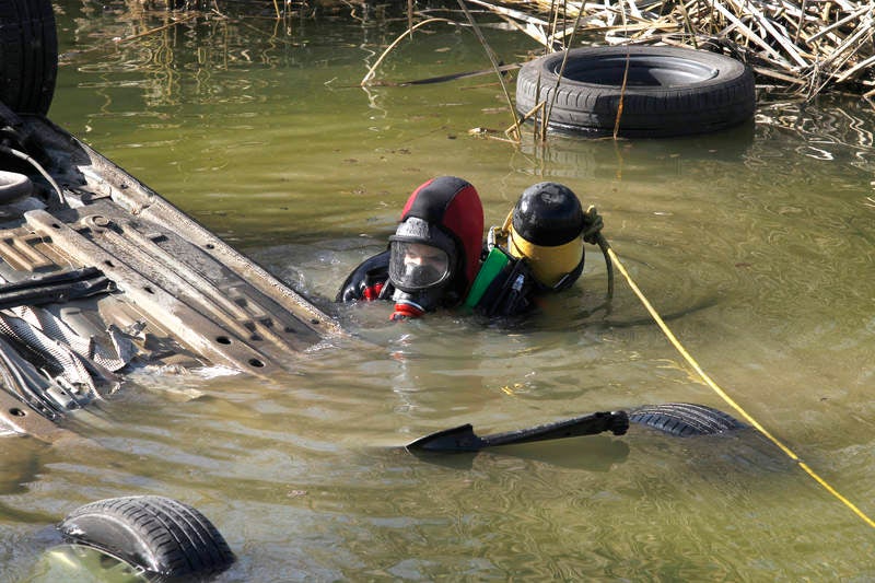 Fallecen dos personas al caer el coche en el que viajaban a una balsa en Dueñas (Palencia)