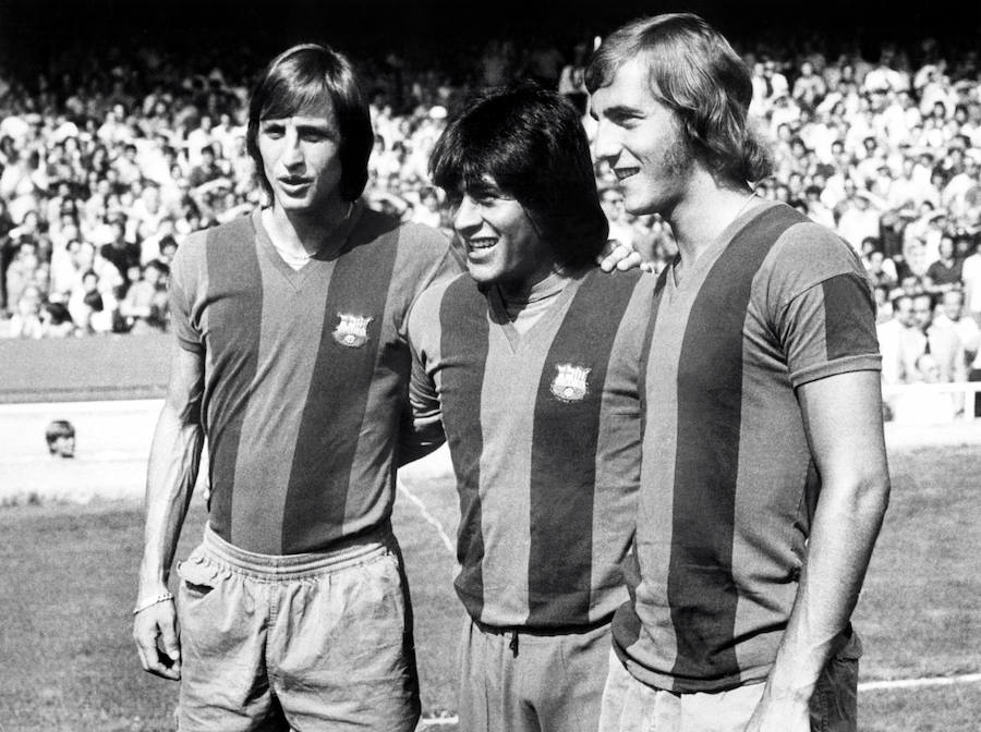 ohan Cruyff, Hugo Sotil y Johan Neeskens, en el Barcelona, en 1974.