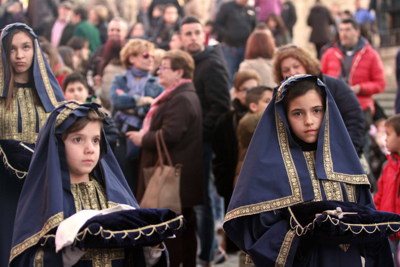Procesión de Nuestra Señora de la Soledad al Pie de la Cruz y del Santísimo Cristo en su Última Palabra en Segovia