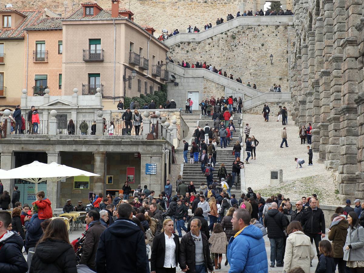Segovia se llena de turistas el Viernes Santo