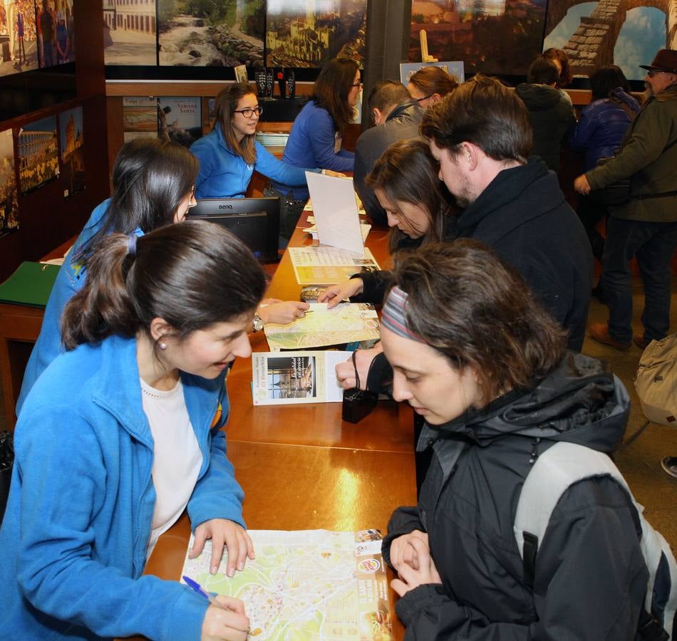Segovia se llena de turistas el Viernes Santo