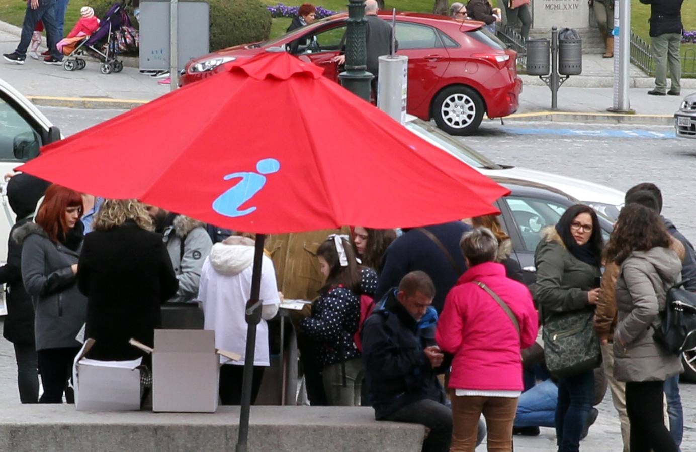 Segovia se llena de turistas el Viernes Santo