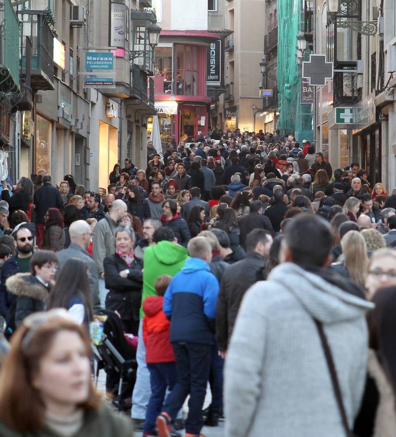 Segovia se llena de turistas el Viernes Santo