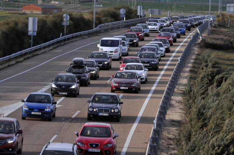 Retenciones en la A-6 entre Ataquines y Villanueva de los Caballeros