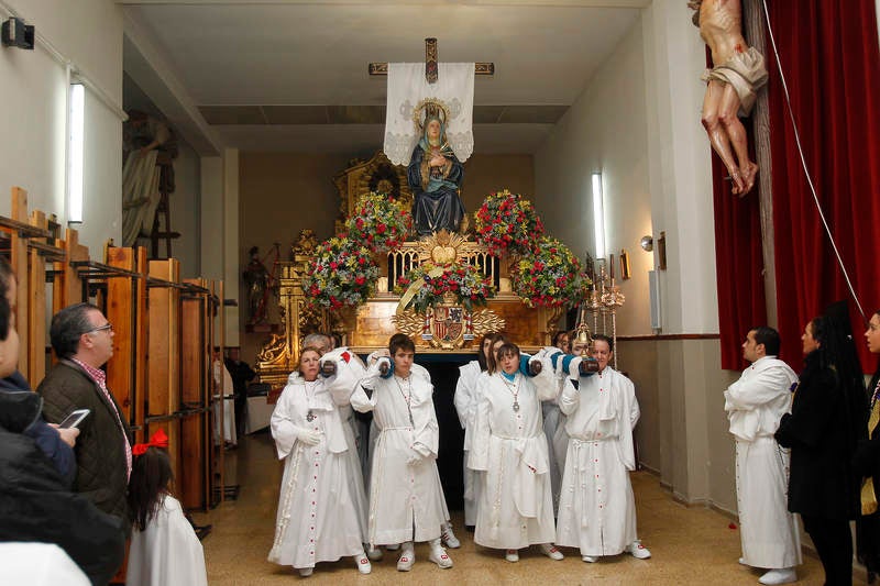 La Virgen Dolorosa recibe la banda dorada de la mujer palentina