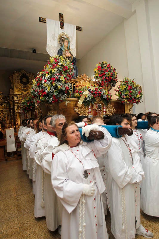 La Virgen Dolorosa recibe la banda dorada de la mujer palentina