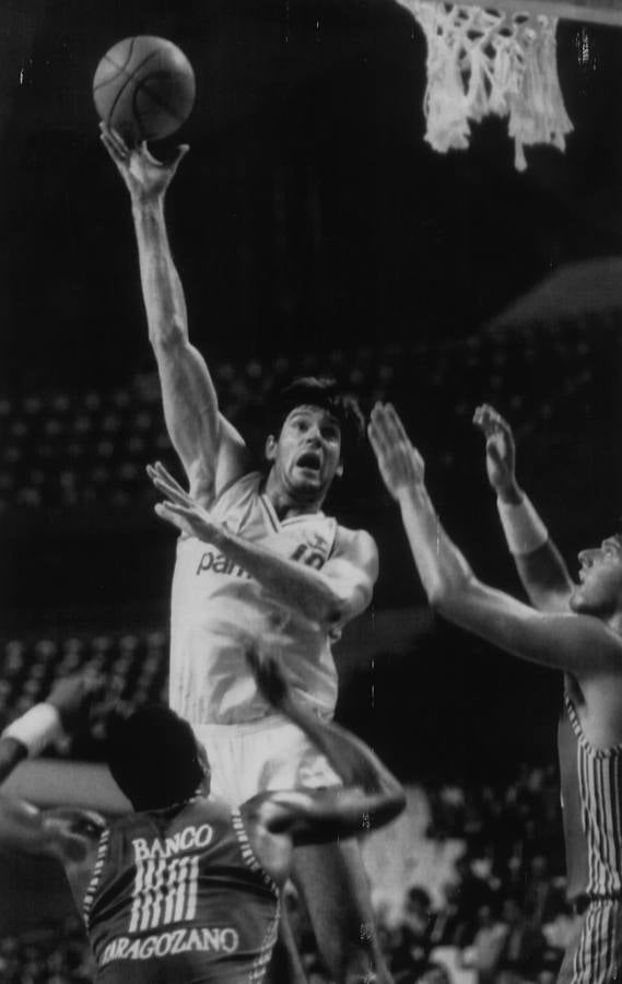 Fernando Martín. Fue el primer español en fichar por un equipo de la NBA. Tenía 27 años cuando falleció.