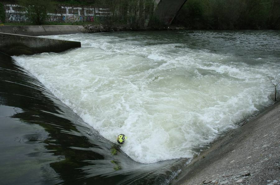 Los bomberos de Ponferrada buscan a un niño que fue arrastrado por las aguas del río Sil
