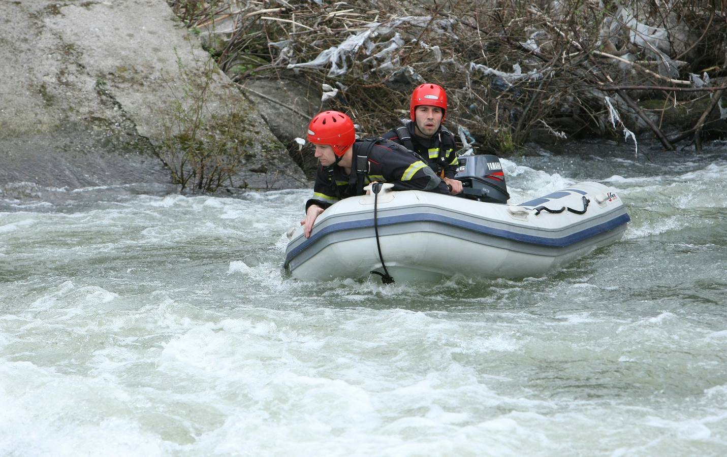 Los bomberos de Ponferrada buscan a un niño que fue arrastrado por las aguas del río Sil