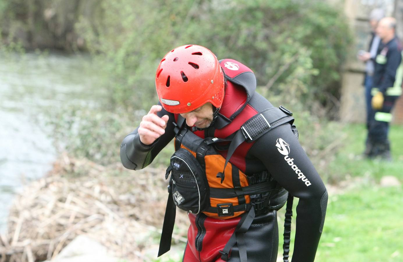 Los bomberos de Ponferrada buscan a un niño que fue arrastrado por las aguas del río Sil