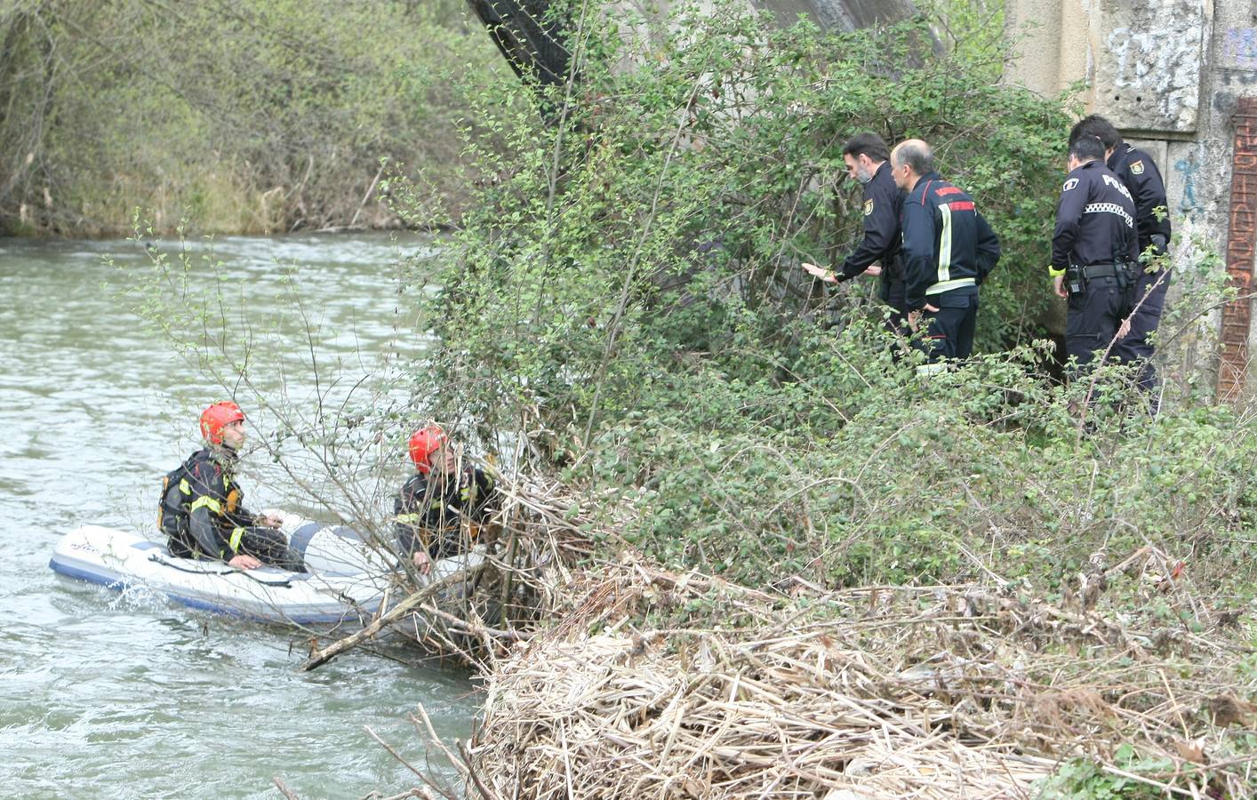 Los bomberos de Ponferrada buscan a un niño que fue arrastrado por las aguas del río Sil