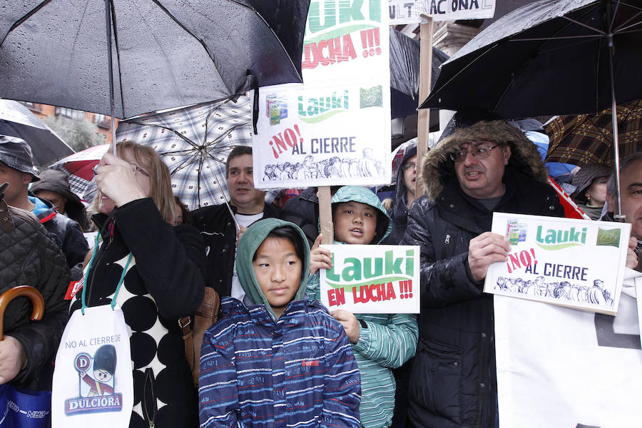 Manifestación en Valladolid contra el cierre de Lauki y Dulciora
