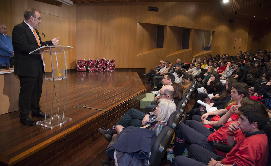 El consejero de Educación, Fernando Rey, entrega los premios IMUVA &#039;Las matematicas de la madre tierra&#039;