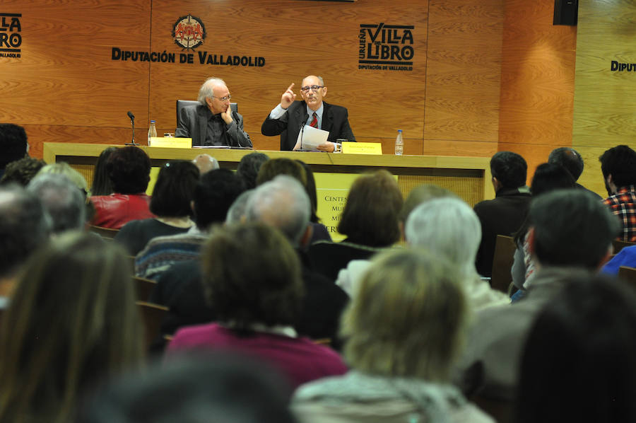 Alonso de Santos en una charla en Urueña sobre Cervantes