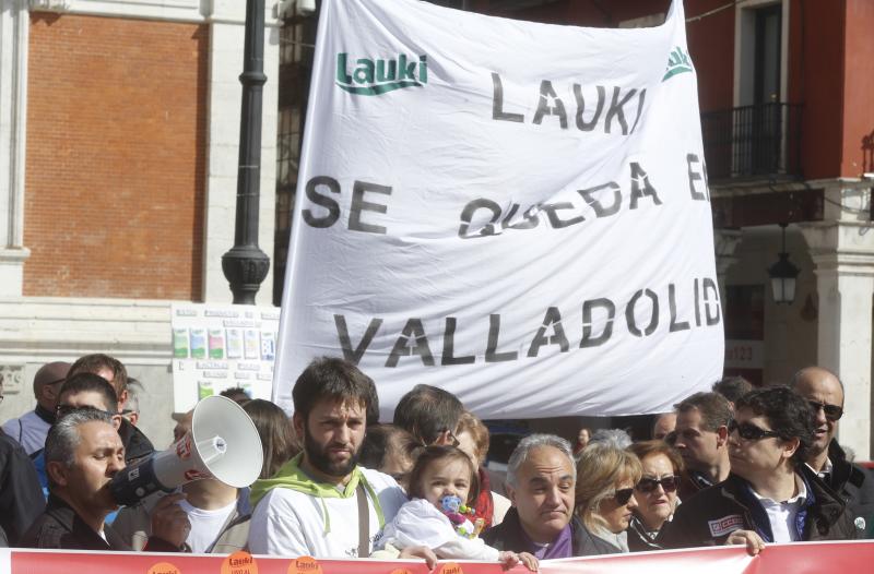 Trabajadores de Lauki reparten 2.000 litros de leche en la Plaza Mayor de Valladolid en protesta por el cierre de la planta
