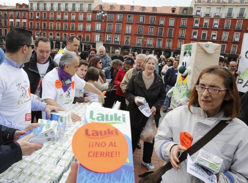 Trabajadores de Lauki reparten 2.000 litros de leche en la Plaza Mayor de Valladolid en protesta por el cierre de la planta