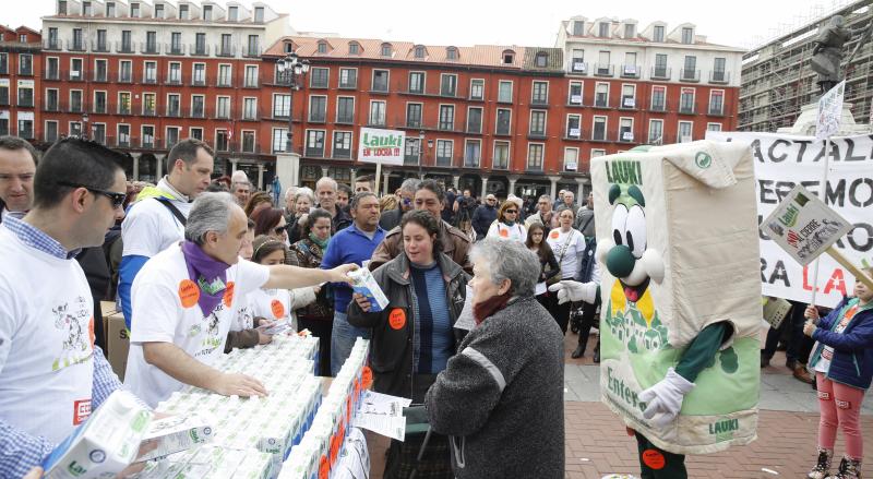 Trabajadores de Lauki reparten 2.000 litros de leche en la Plaza Mayor de Valladolid en protesta por el cierre de la planta