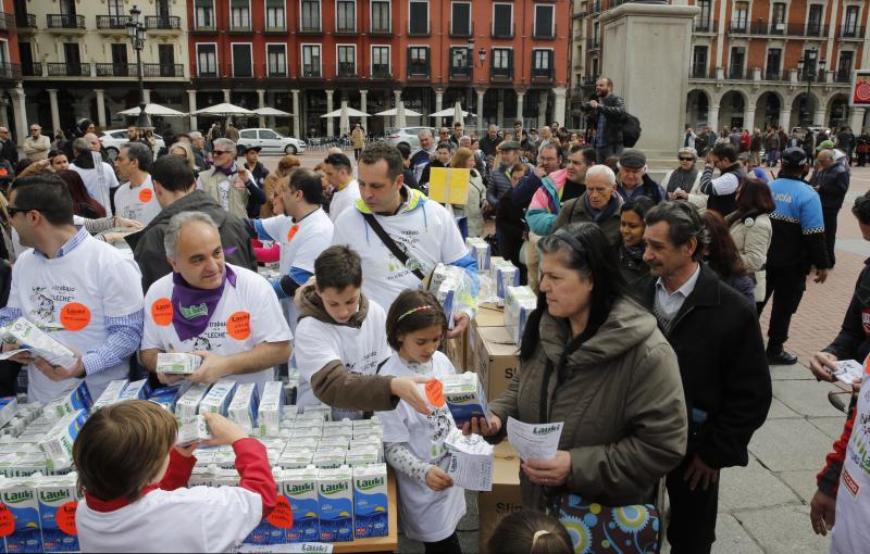 Trabajadores de Lauki reparten 2.000 litros de leche en la Plaza Mayor de Valladolid en protesta por el cierre de la planta