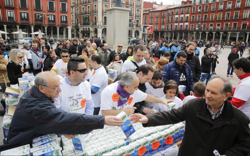 Trabajadores de Lauki reparten 2.000 litros de leche en la Plaza Mayor de Valladolid en protesta por el cierre de la planta