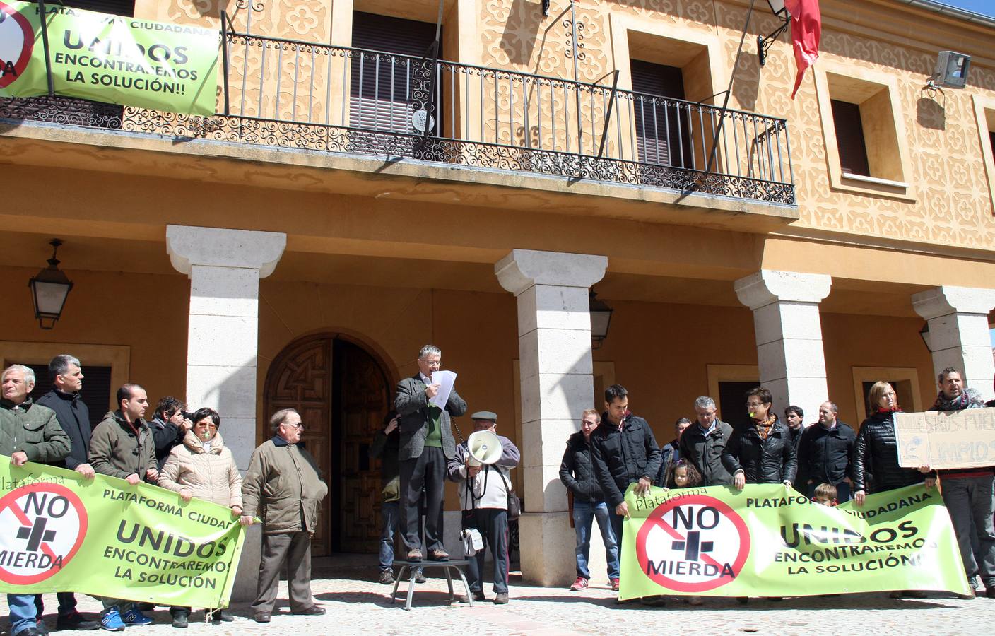 La localidad segoviana de Fuentepelayo se manifiesta en repulsa por los actos vandálicos