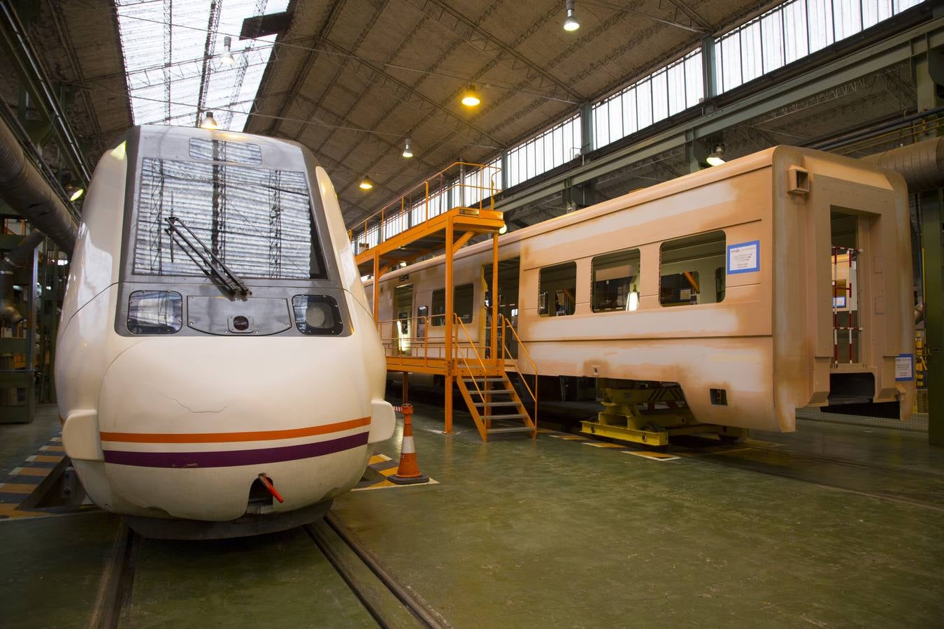 La ministra de Fomento preside en Valladolid la firma de un convenio para impartir un ciclo FP en mantenimiento de material ferroviario