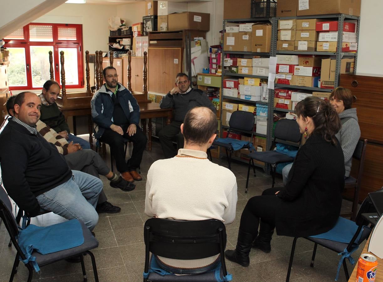 La presidenta de las Cortes, Silvia Clemente, inaugura las nuevas instalaciones de la asociación Amanecer de Segovia
