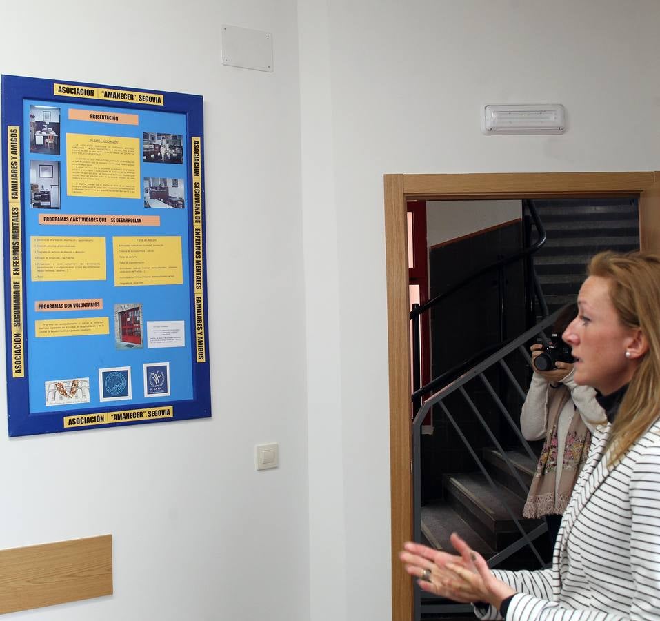 La presidenta de las Cortes, Silvia Clemente, inaugura las nuevas instalaciones de la asociación Amanecer de Segovia