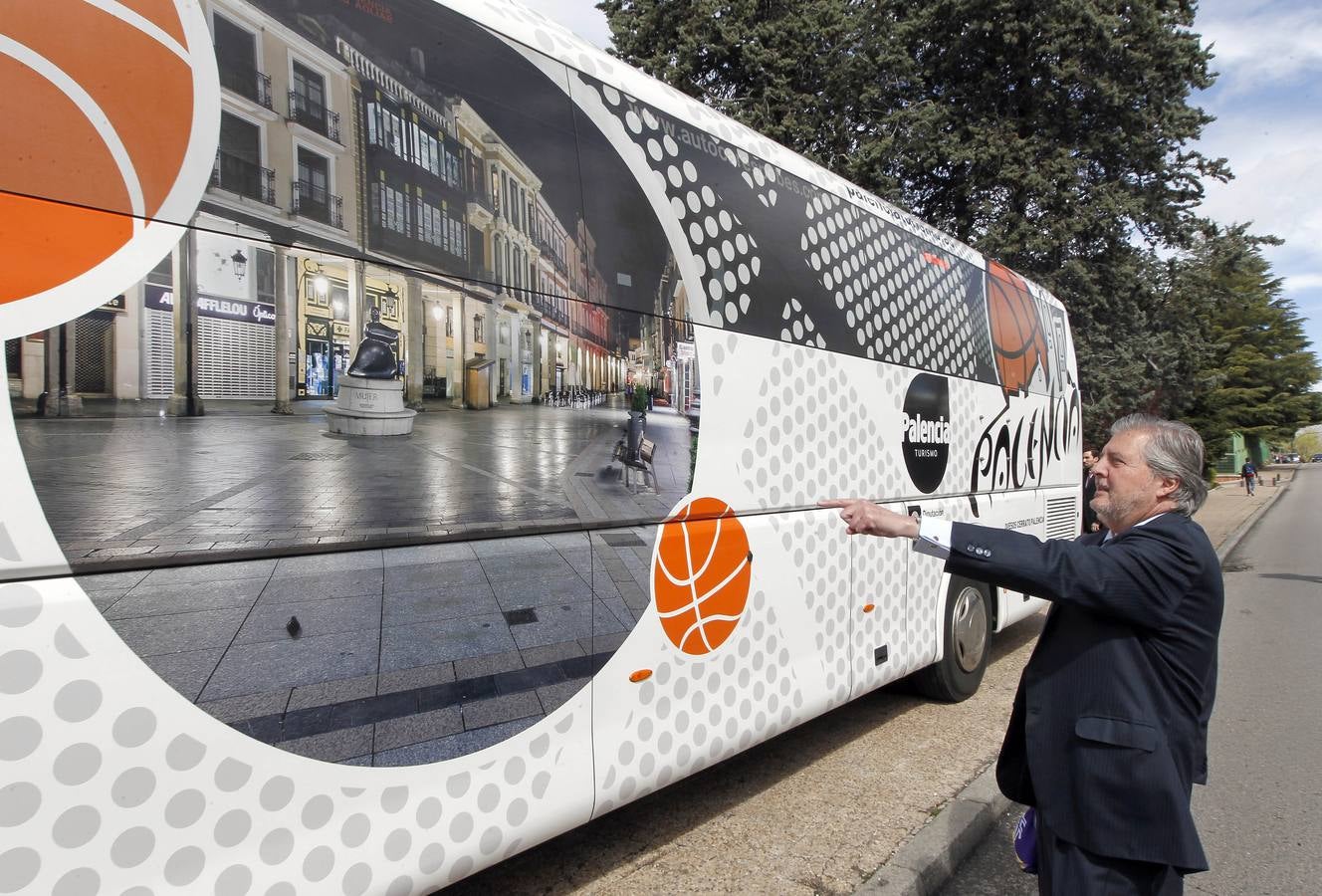 El ministro de Educación, Cultura y Deporte, Íñigo Méndez de Vigo, recibe al equipo de baloncesto  Palencia Quesos Cerrato