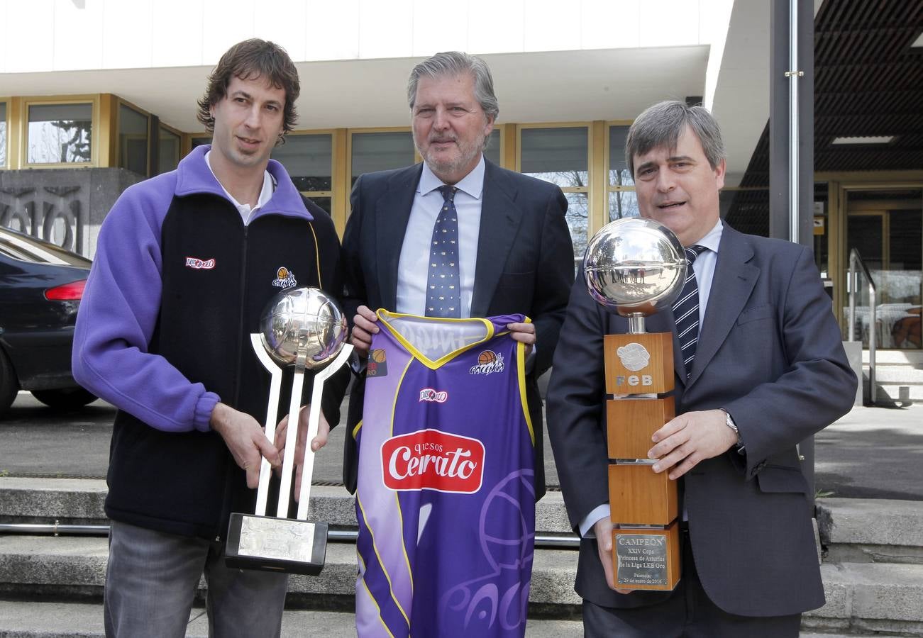 El ministro de Educación, Cultura y Deporte, Íñigo Méndez de Vigo, recibe al equipo de baloncesto  Palencia Quesos Cerrato