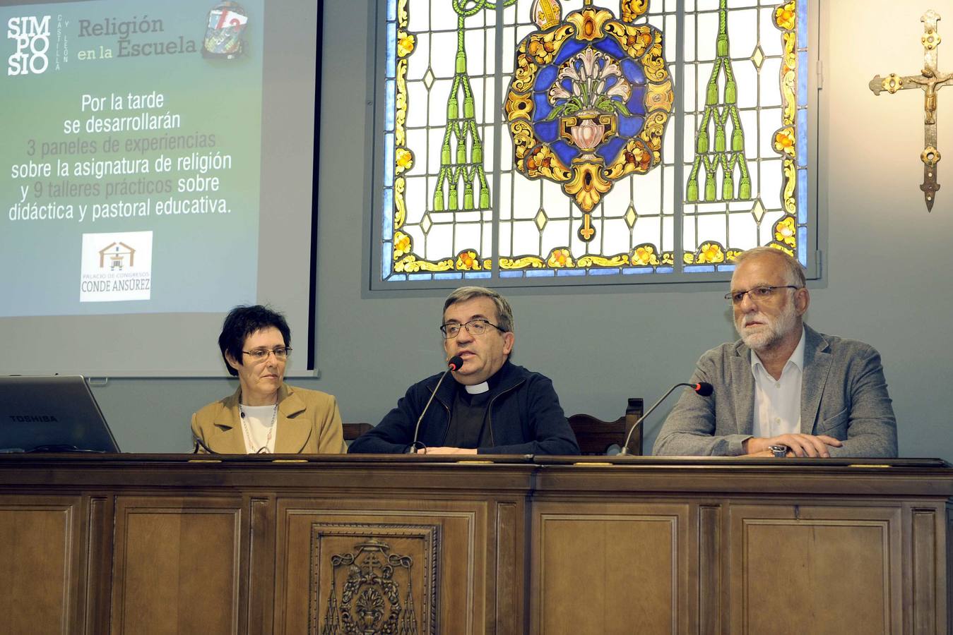 26.02.16 Julia Gutiérrez, delegada de Enseñanza de la Diócesis de Valladolid; Luis Argüello, vicario general, y Antonio Guerra, secretario de Escuelas Católicas de Castilla y León, en la presentacion del primer simposio sobre religión en la escuela.