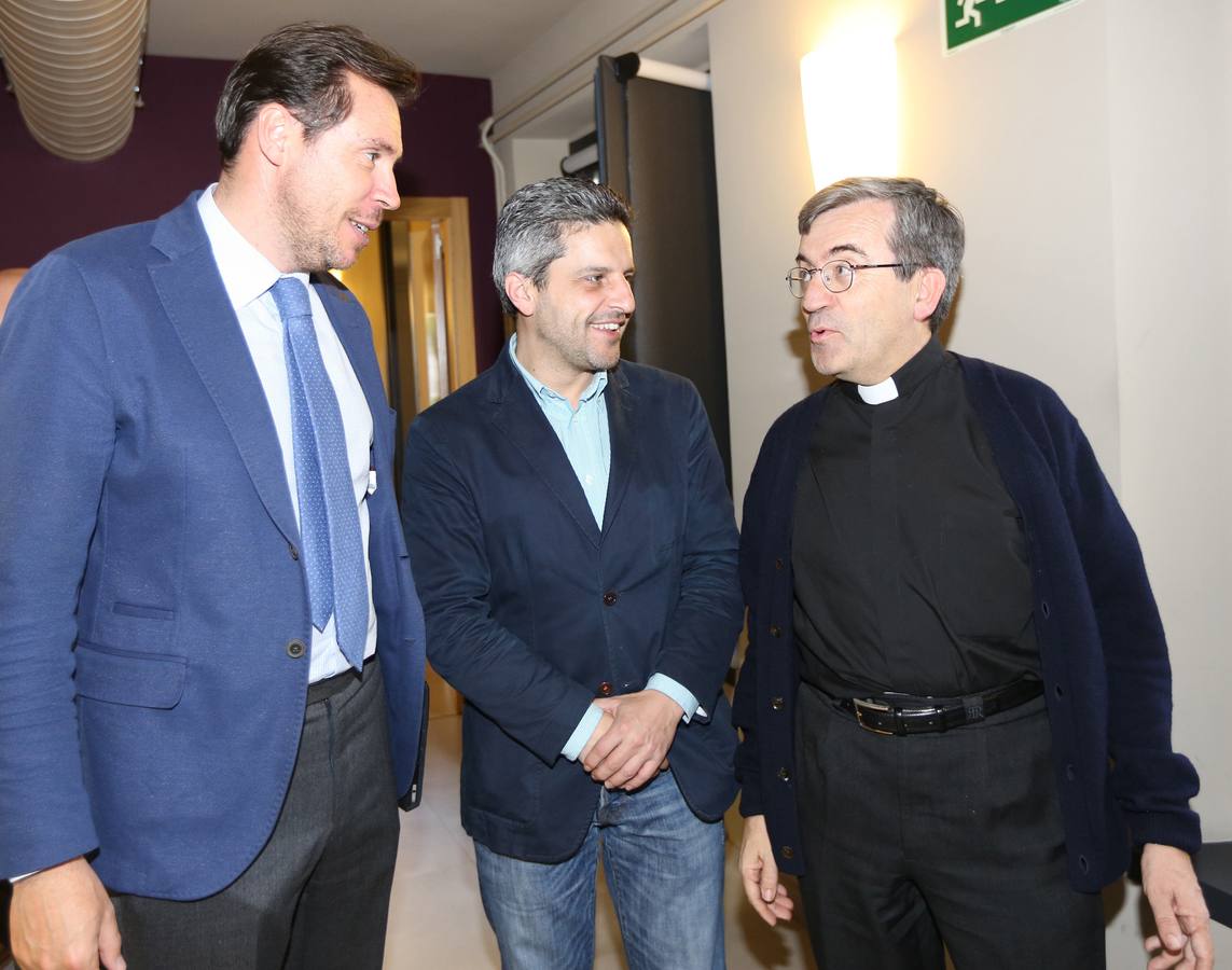 19.04.13 Los socialistas Óscar Puente y Julio del Valle conversan con el vicario general, Luis Argüello en la presentación del libro 'Ciudad y Crisis: una conversación con Manuel González'.