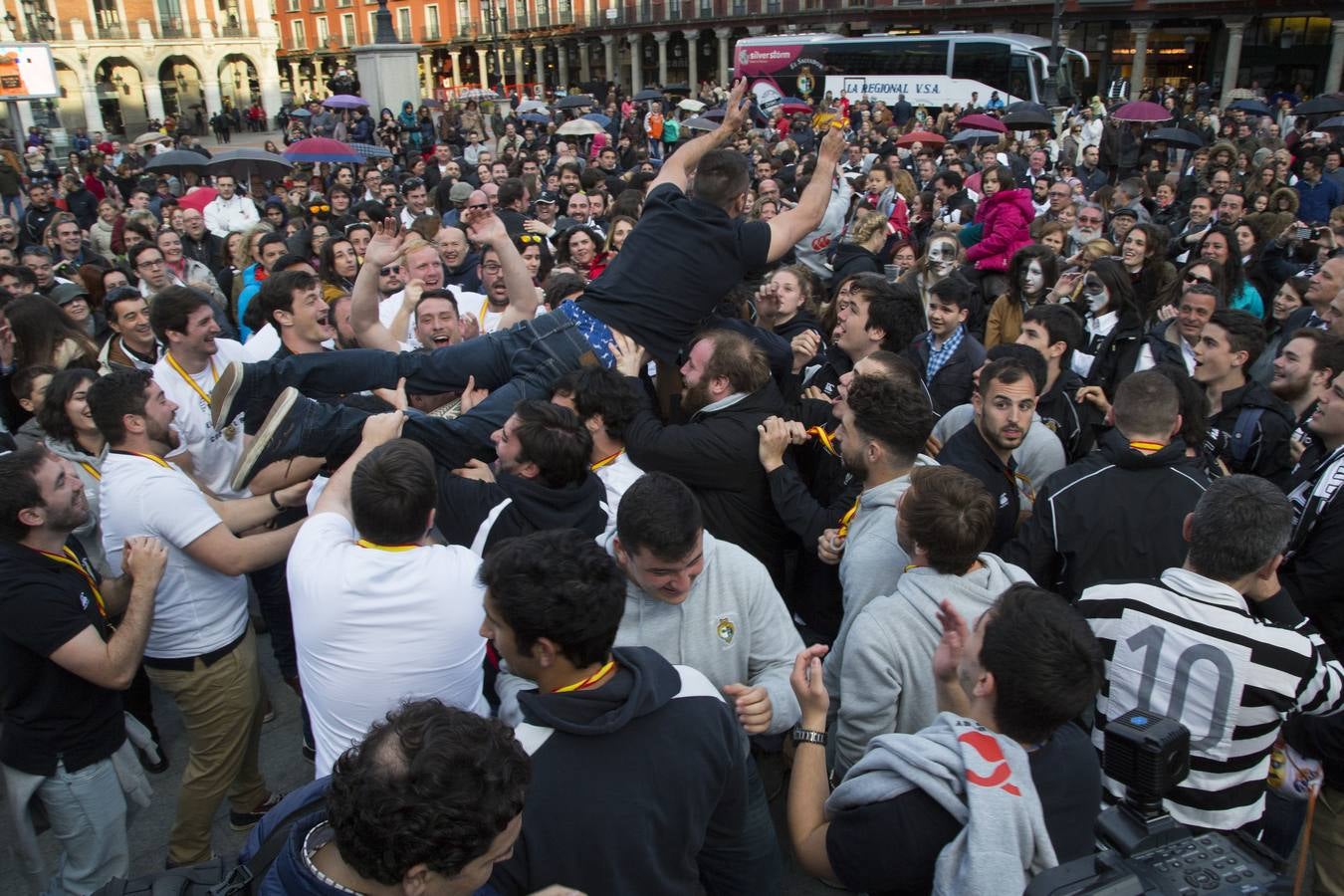 Los jugadores de El Salvador celebran la victoria en la Copa del Rey de rugby en la Plaza Mayor de Valladolid