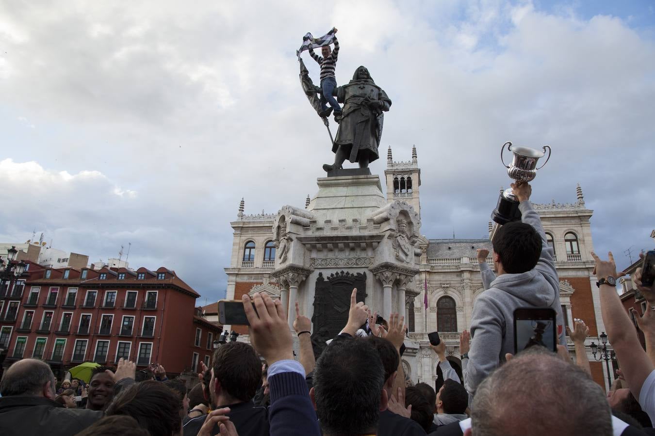 Los jugadores de El Salvador celebran la victoria en la Copa del Rey de rugby en la Plaza Mayor de Valladolid