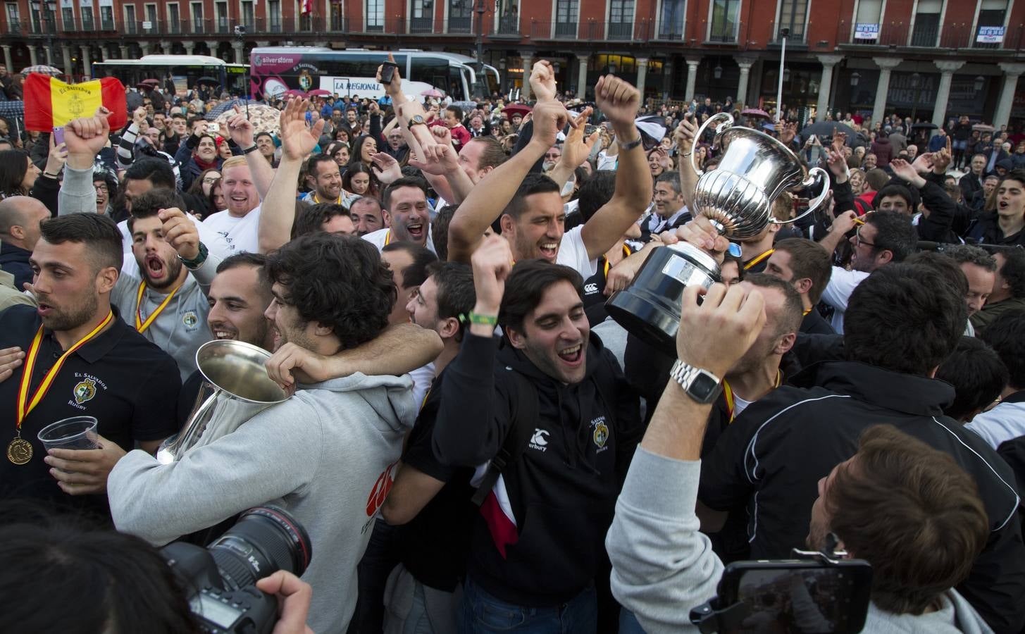 Los jugadores de El Salvador celebran la victoria en la Copa del Rey de rugby en la Plaza Mayor de Valladolid