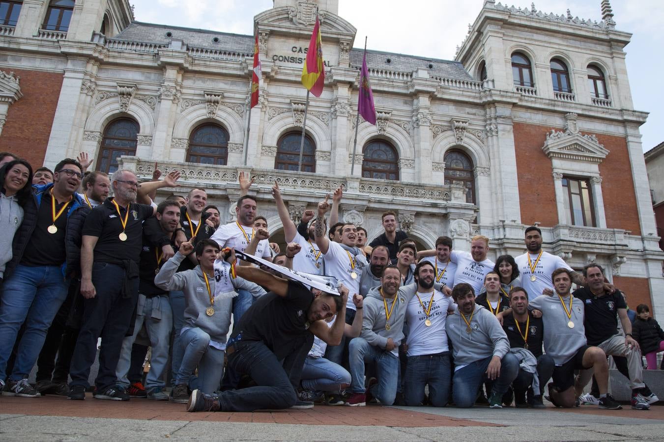 Los jugadores de El Salvador celebran la victoria en la Copa del Rey de rugby en la Plaza Mayor de Valladolid