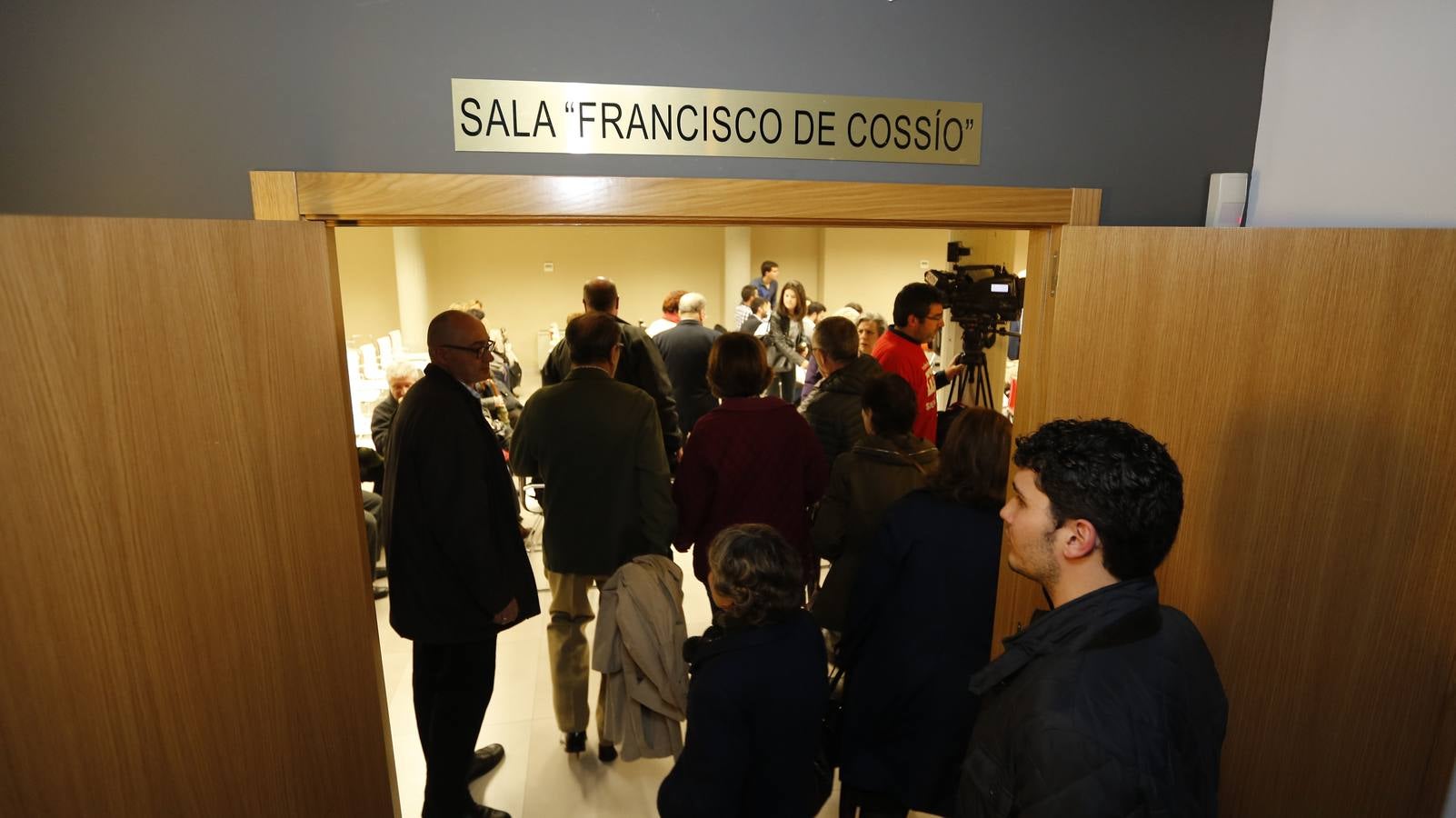 La Casa Revilla dedica su salón de actos al que fuera director de El Norte Francisco de Cossío