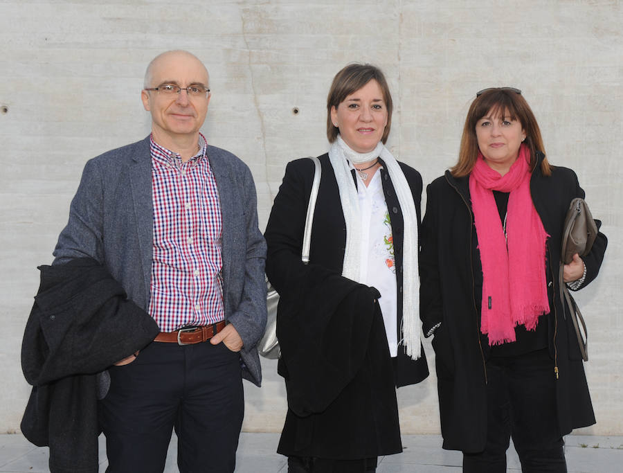 Javier Prieto, uno de los candidatos, junto a Mar Henao y Susana Hernández.