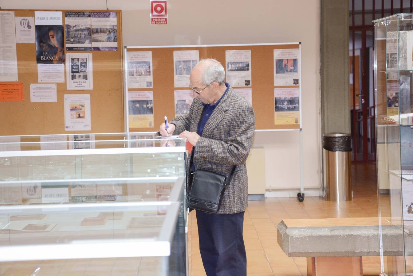 Alumnas de educación de alumnos empapelan del centro cívico de Delicias con refranes extraídos de &#039;El Quijote&#039;