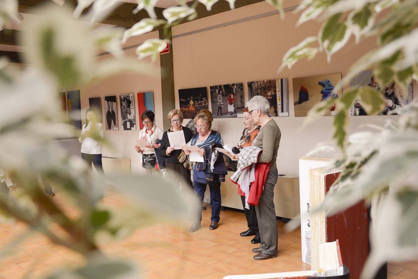 Alumnas de educación de alumnos empapelan del centro cívico de Delicias con refranes extraídos de &#039;El Quijote&#039;