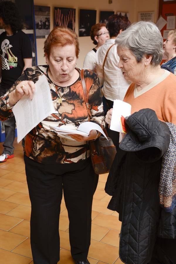 Alumnas de educación de alumnos empapelan del centro cívico de Delicias con refranes extraídos de &#039;El Quijote&#039;