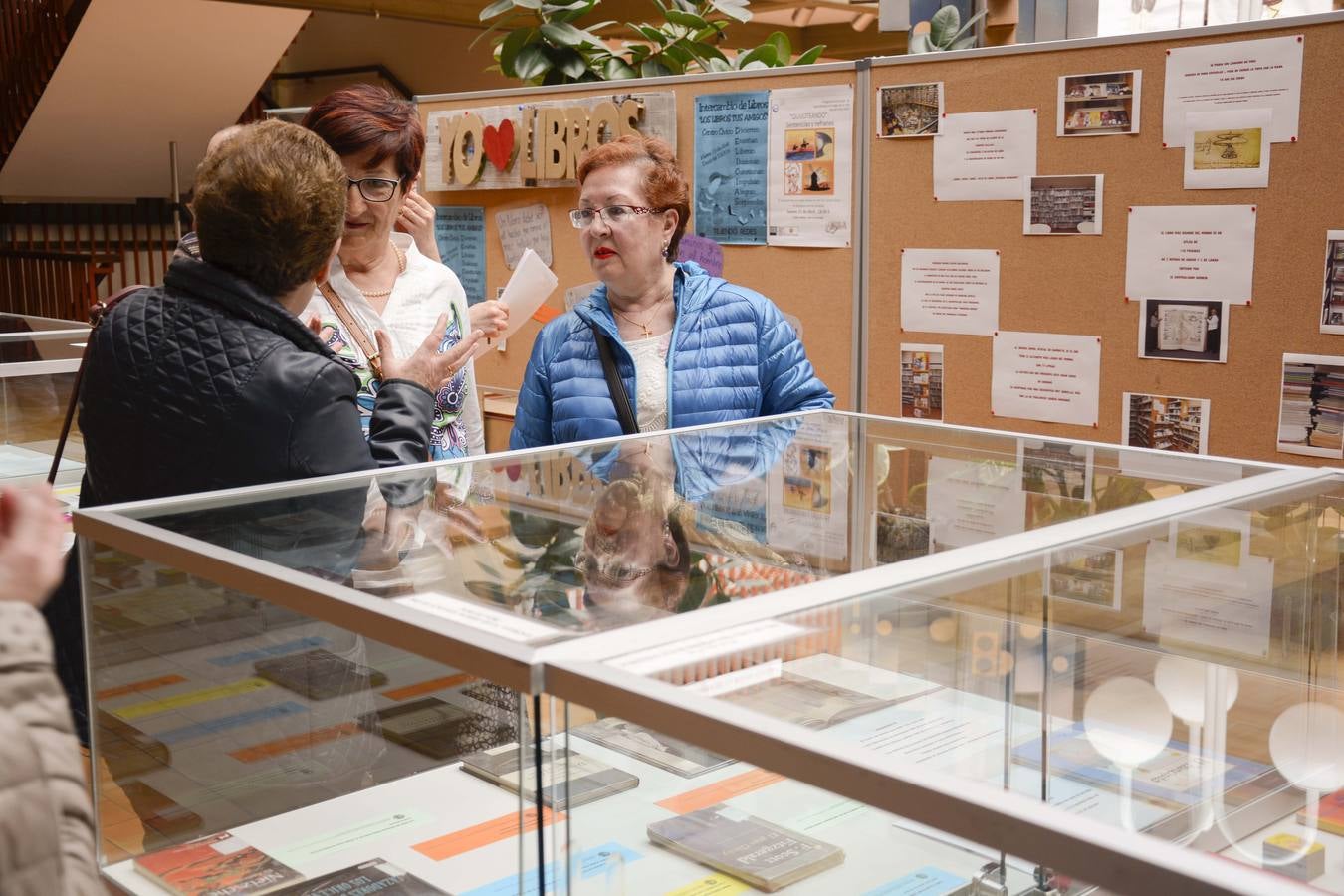 Alumnas de educación de alumnos empapelan del centro cívico de Delicias con refranes extraídos de &#039;El Quijote&#039;