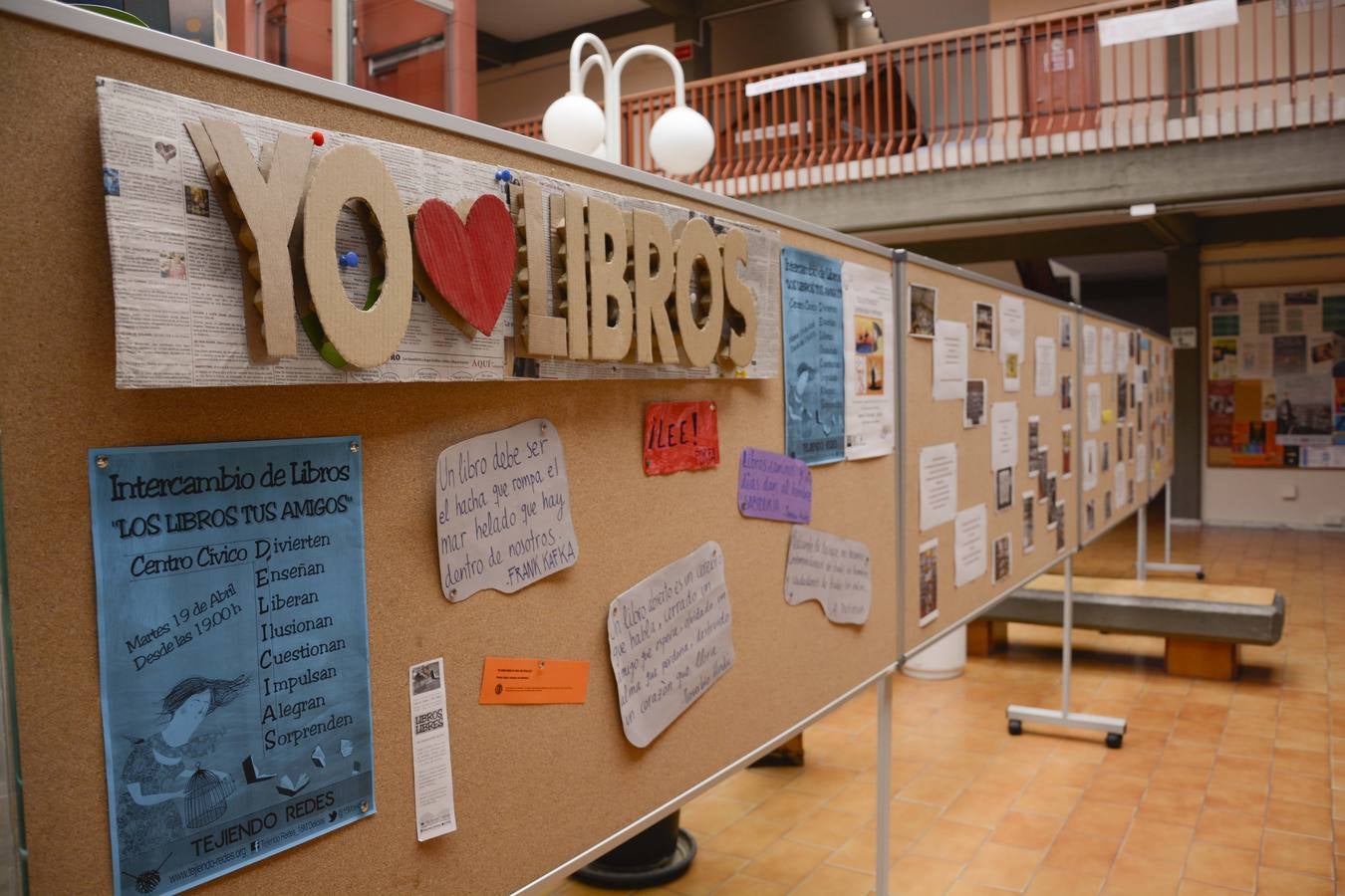 Alumnas de educación de alumnos empapelan del centro cívico de Delicias con refranes extraídos de &#039;El Quijote&#039;