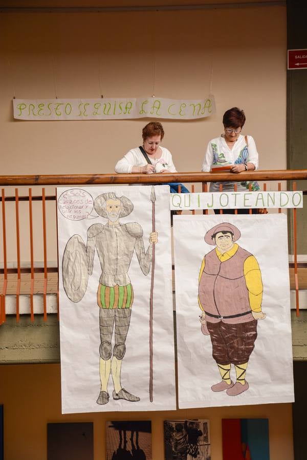 Alumnas de educación de alumnos empapelan del centro cívico de Delicias con refranes extraídos de &#039;El Quijote&#039;