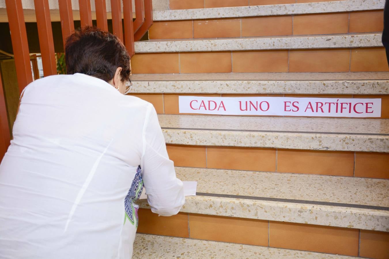 Alumnas de educación de alumnos empapelan del centro cívico de Delicias con refranes extraídos de &#039;El Quijote&#039;