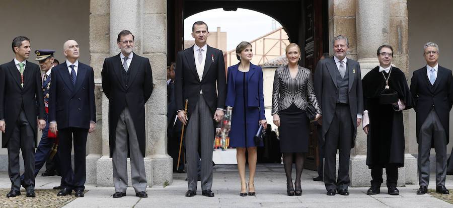 El rey Felipe, la reina Letizia, el presidente del Gobierno en funciones, Mariano Rajoy, el ministro de Educación, Íñigo Méndez de Vigo (2d), y la presidenta de la Coumidad de Madrid, Cristina Cifuentes, entre otros.